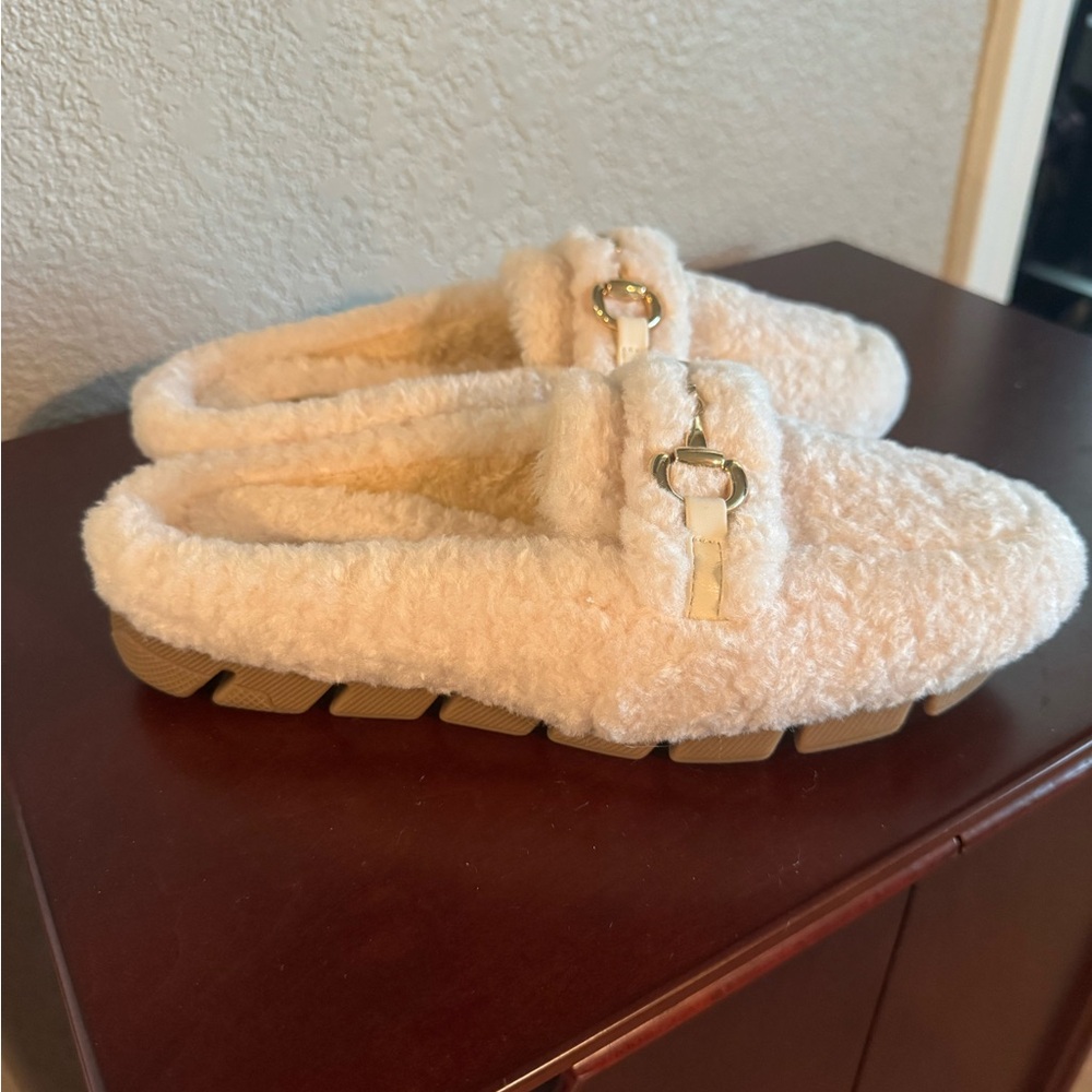 NWOT MIA Cream Fuzzy Slippers with Tan Soles - Picture 4 of 6